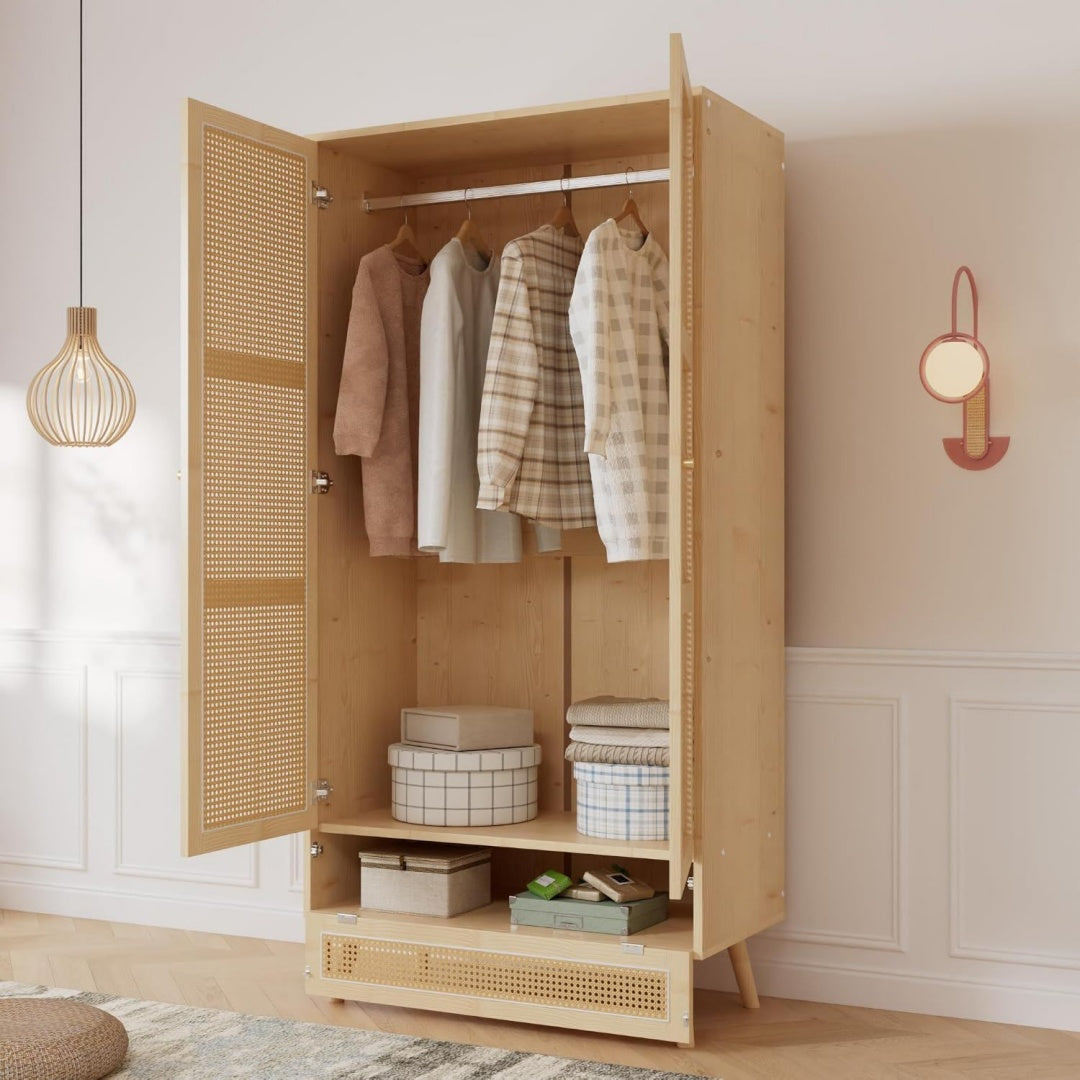 Armoire avec des portes en rotin tresse et 2 portes